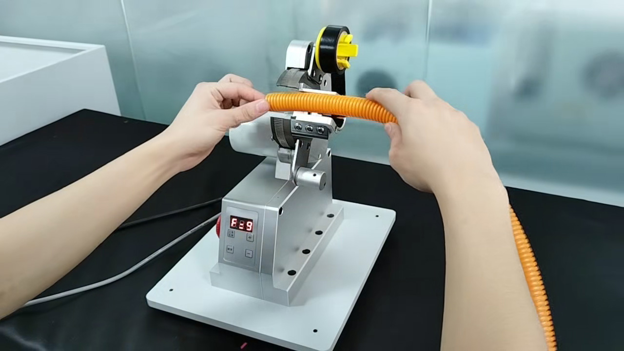 Máquina Mini Envolvedora de Cinta Adhesiva para Tubos Corrugados - Envuelto Preciso y Eficiente