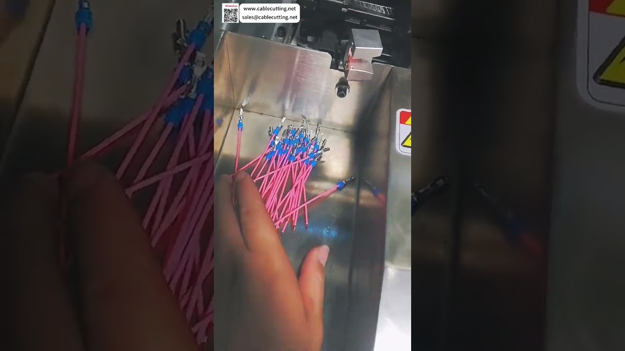 Máquina automática de crimpado de sellos impermeables: pelado e inserción para cables flexibles en arneses de vehículos