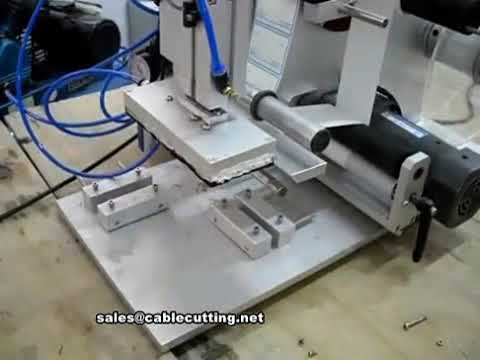 Máquina etiquetadora semiautomática para cartones planos: eficiencia en embalaje industrial